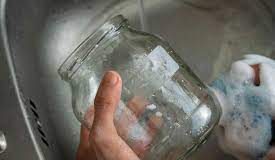 How to remove labels from glass bottles with an ingenious ingredient