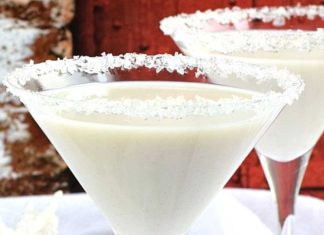Snowflake Martinis are the perfect festive drink for the holidays.