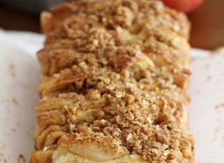 Apple Cinnamon Streusel Pull-Apart Bread