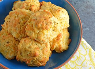 How to make red lobster-inspired cheddar and berry cookies.