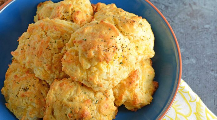 How to make red lobster-inspired cheddar and berry cookies.