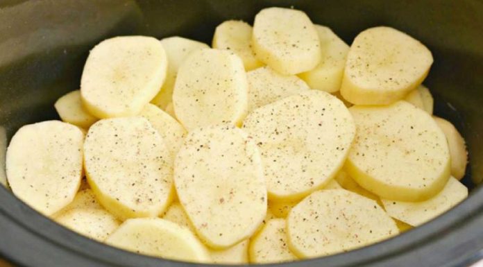 All you need is a slow cooker and a few ingredients to make this delicious “potatoes au gratin” recipe.