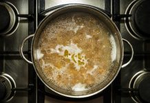 Reasons to avoid adding oil to water for boiling pasta