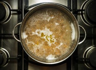 Reasons to avoid adding oil to water for boiling pasta
