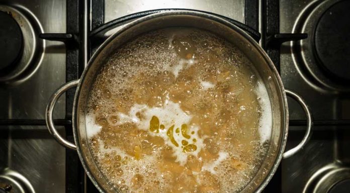Reasons to avoid adding oil to water for boiling pasta
