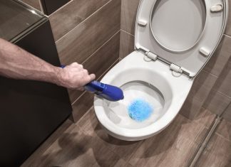 How to unclog your toilet without a plunger?