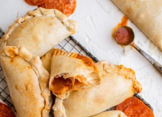 Pizza Empanadas (Empanadillas de Pizza)