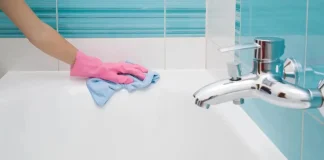 How to Clean Mold From Tub, Tile, and Grout Corners With Toilet Paper