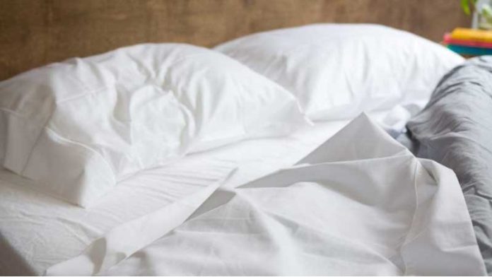 Why People Aren’t Using Top Sheets On Beds Anymore - Cleaning & Household 2024 | PopcornTime