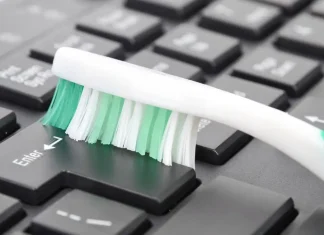 Clean These Items When It’s Time to Throw Out Your Toothbrush