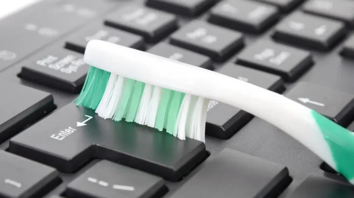 Clean These Items When It’s Time to Throw Out Your Toothbrush - Cleaning & Household 2024 | PopcornTime