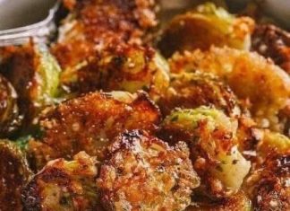 GARLIC PARMESAN ROASTED BRUSSELS SPROUTS