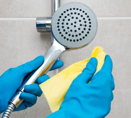 Foam in the shower? You’re cleaning it wrong! Prepare this two-ingredient shower cleaner!