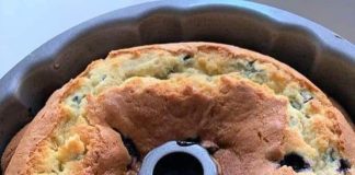 BLUEBERRY SOUR CREAM COFFEE CAKE