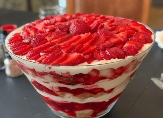 STRAWBERRY CHEESECAKE TRIFLE