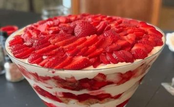 STRAWBERRY CHEESECAKE TRIFLE