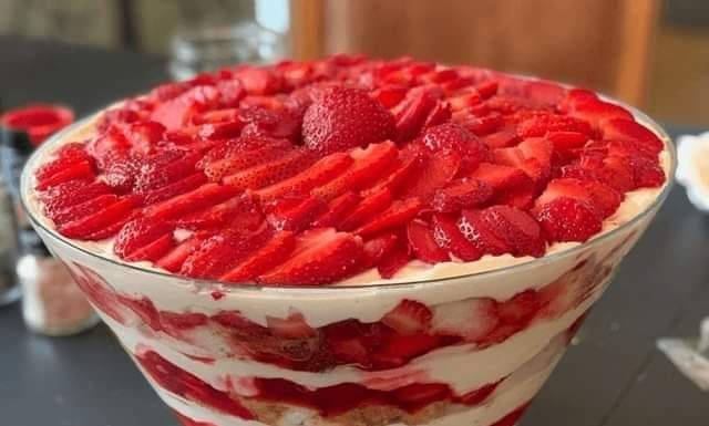 STRAWBERRY CHEESECAKE TRIFLE