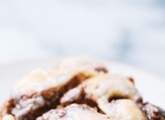 CINNABON CINNAMON ROLL CAKE