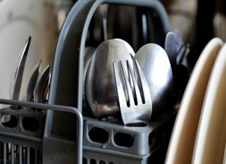 Do you load the cutlery in the dishwasher correctly ?