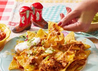 Easy , Cheesy Chicken Nachos Are a Total Touchdown