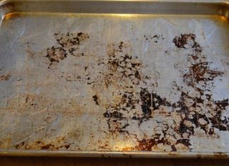 Effective Tips For Cleaning Stained Baking Pans And Sheets