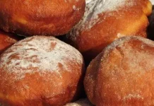 Irresistible Custard-Infused Pączki Delight