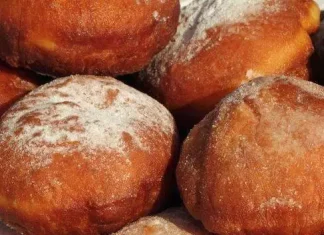 Irresistible Custard-Infused Pączki Delight