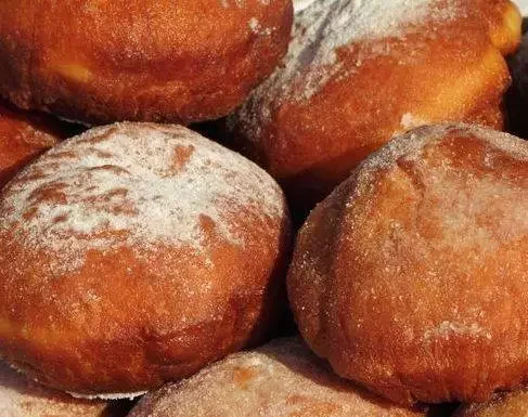 Irresistible Custard-Infused Pączki Delight
