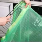 No need to scrub, put the oven rack in a bag: it becomes like new again