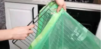 No need to scrub, put the oven rack in a bag: it becomes like new again