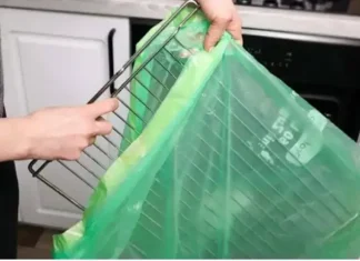 No need to scrub, put the oven rack in a bag: it becomes like new again