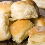 Simple recipe for Thanksgiving dinner rolls
