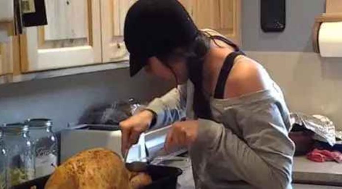 Mom Owns Teenage Daughter in Epic Thanksgiving Prank