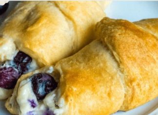 5-Ingredient Blueberry Cheesecake Rolls