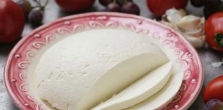 Recipe: Homemade cheese with 1 litre of milk, half a lemon and 1 yoghurt