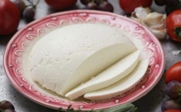 Recipe: Homemade cheese with 1 litre of milk, half a lemon and 1 yoghurt