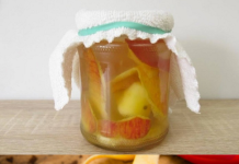 Never throw away apple peels: Soak them in a glass with vinegar