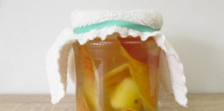 Never throw away apple peels: Soak them in a glass with vinegar