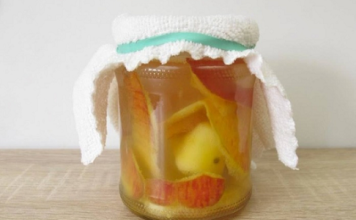 Never throw away apple peels: Soak them in a glass with vinegar
