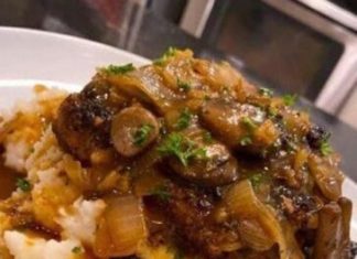 Salisbury Steak with Mashed Potatoes and Mushroom Gravy