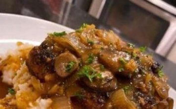 Salisbury Steak with Mashed Potatoes and Mushroom Gravy