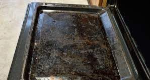 Woman Demonstrates How to Revive a Filthy Baking Pan Using Just Your Oven