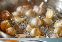 An Effective Natural Detergent: 5 Garlic Cloves Boiling in a Pan