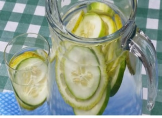 Add 3 ingredients to water to detox the liver and lose 3 kilos per week