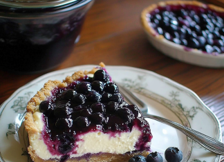 Berry Bliss: Fresh Blueberry Cheesecake with Homemade Crust – Pure Indulgence!