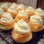 Simply Irresistible: Mom’s Famous Cream Puffs – A Melt-in-Your-Mouth Delight!