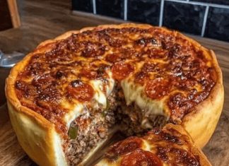 Cheesy Wonder: Homemade Chicago Style Deep Dish Pizza – A Slice of Heaven!