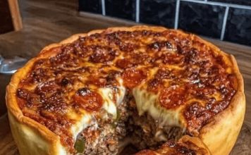 Cheesy Wonder: Homemade Chicago Style Deep Dish Pizza – A Slice of Heaven!