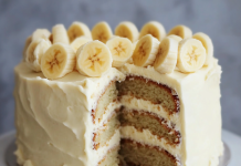 Sweet Indulgence: Banana Cake with Cream Cheese Frosting – Irresistibly Creamy!