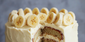 Sweet Indulgence: Banana Cake with Cream Cheese Frosting – Irresistibly Creamy!
